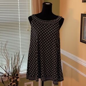 MAX STUDIO Beautiful Black with White Pattern Sleeveless Top. Size Small.